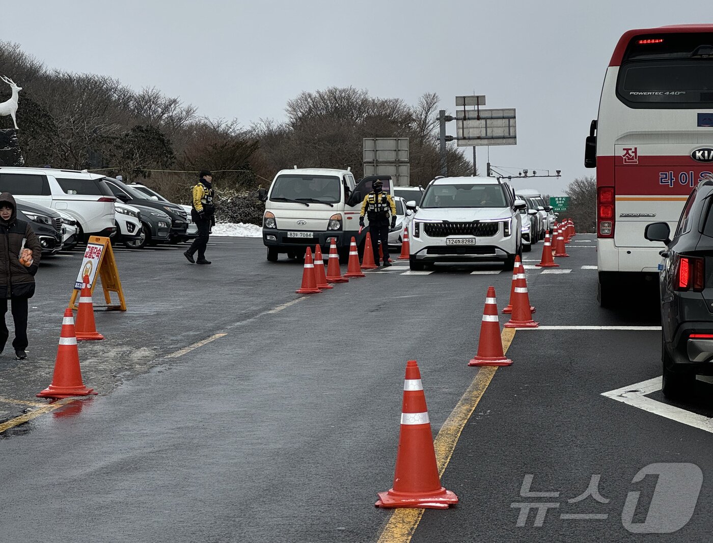 본문 이미지 - 22일 오전 제주 한라산 1100고지에 차량이 몰려 혼잡한 모습을 보이고 있다. 2024.12.22/뉴스1