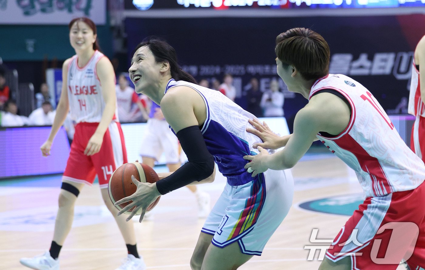 본문 이미지 - 22일 부천 원미구 부천체육관에서 열린 하나은행 2024-2025 시즌 여자프로농구 한일 올스타전에서 한국 올스타 김단비가 골밑 드리블을 하고 있다. 2024.12.22/뉴스1 ⓒ News1 박지혜 기자