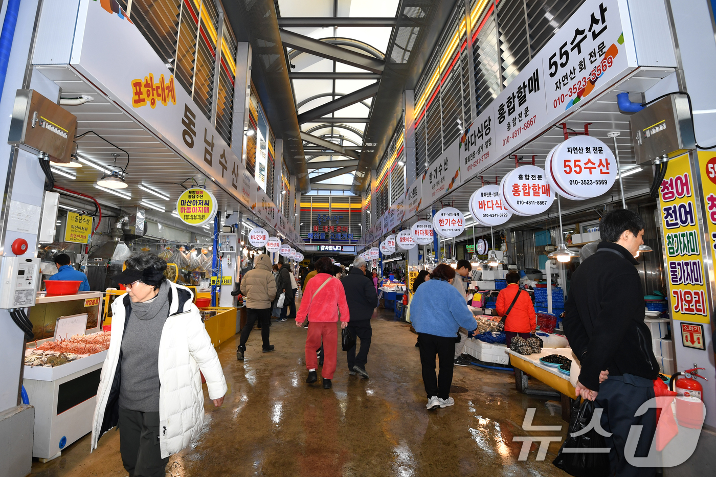 (포항=뉴스1) 최창호 기자 = 22일 경북 포항시 '죽도어시장을 찾은 관관광객들이 수산물을 구입하고 있다. 2024.12.22/뉴스1