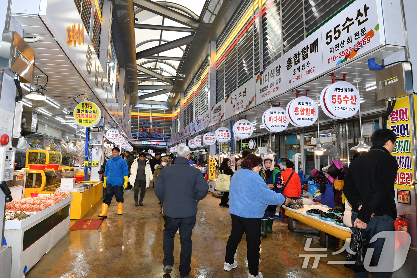 (포항=뉴스1) 최창호 기자 = 22일 경북 포항시 '죽도어시장을 찾은 관관광객들이 수산물을 구입하고 있다. 2024.12.22/뉴스1