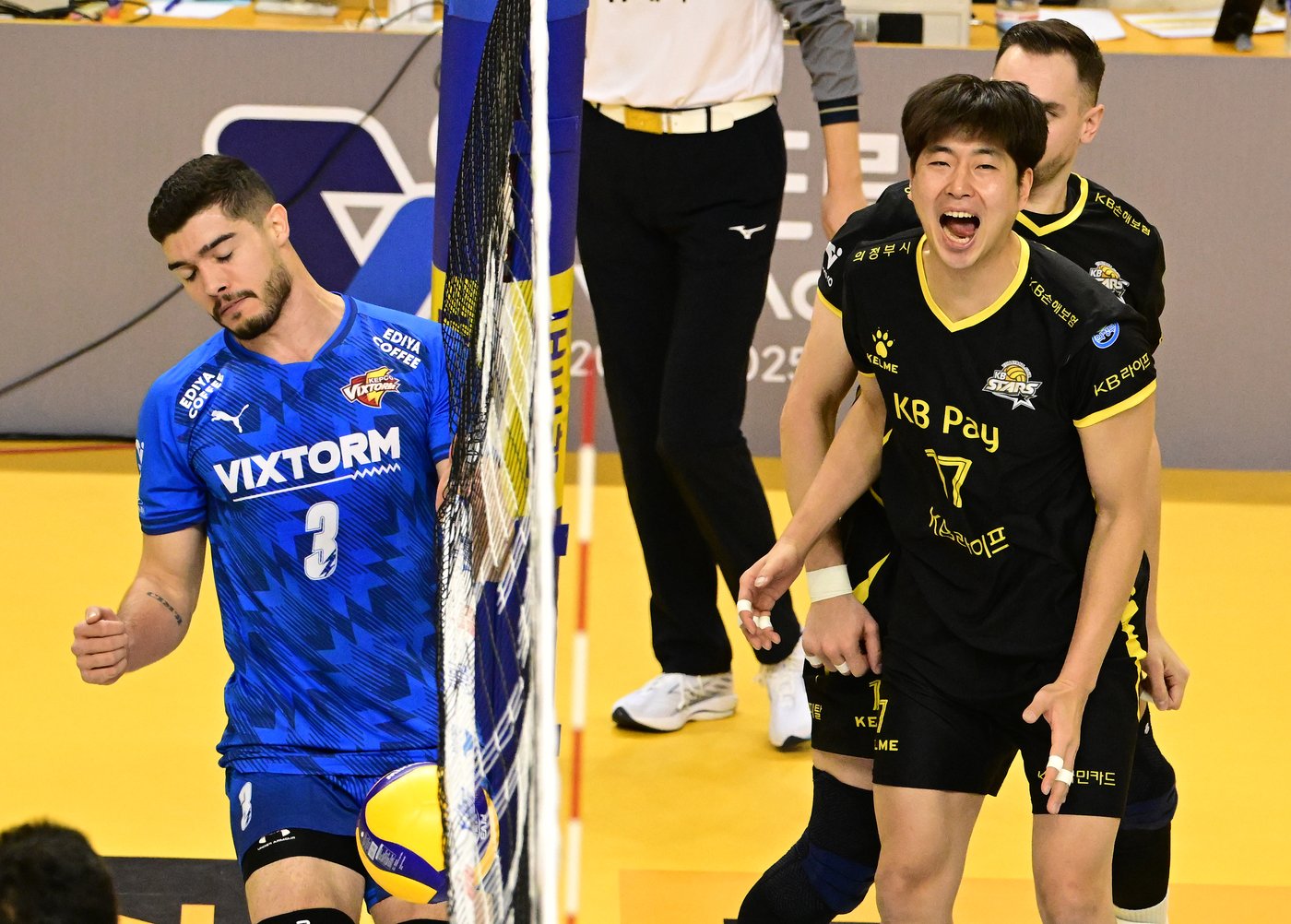 본문 이미지 - KB손해보험의 박상하(오른쪽)(KOVO제공) 