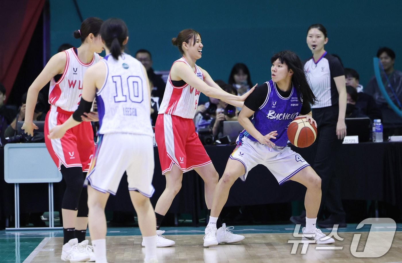 본문 이미지 - 22일 부천 원미구 부천체육관에서 열린 하나은행 2024-2025 시즌 여자프로농구 한일 올스타전에서 한국 올스타 진안이 가발을 쓴 채 공격을 시도하고 있다. 2024.12.22/뉴스1 ⓒ News1 박지혜 기자