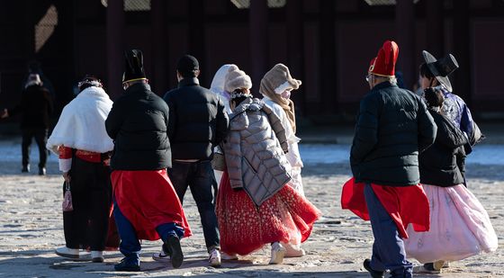 외투 입고 관광