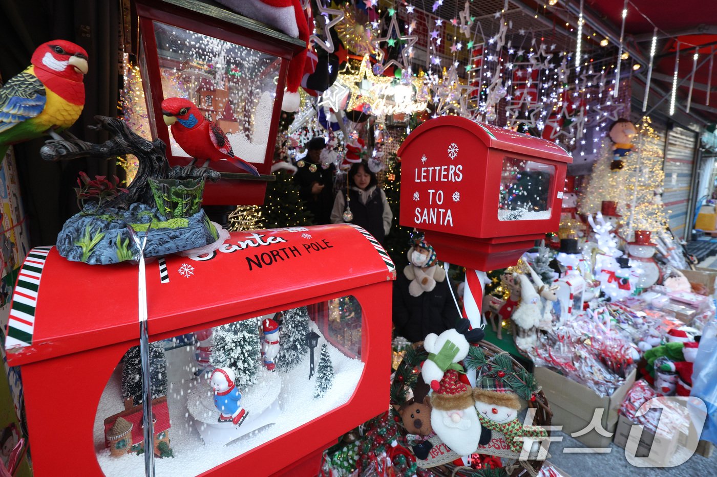 본문 이미지 - 크리스마스를 사흘 앞둔 22일 오후 서울 종로구 창신동 문구완구시장을 찾은 어린이들이 선물을 고르고 있다. 2024.12.22/뉴스1 ⓒ News1 신웅수 기자