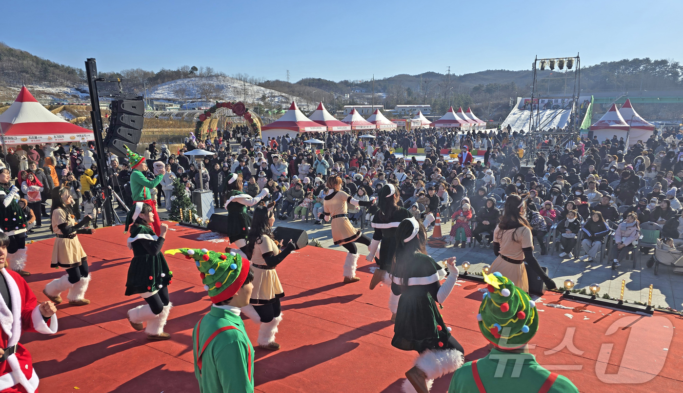 (임실=뉴스1) 유경석 기자 = 2024 임실산타축제가 한창인 22일 전북자치도 임실군 임실치즈테마파크가 관광객들로 북적이고 있다. 산타축제는 오는 25일까지 임실치즈테마파크에서 …