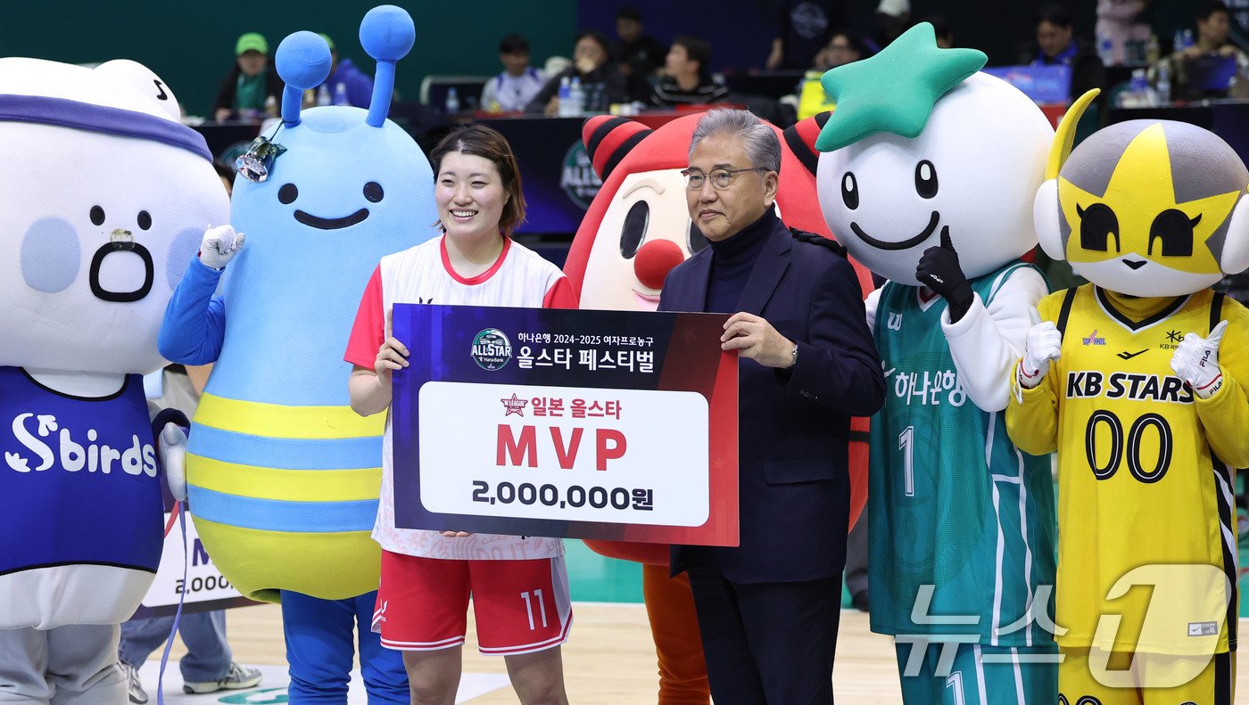 본문 이미지 - 22일 부천 원미구 부천체육관에서 열린 하나은행 2024-2025 시즌 여자프로농구 한일 올스타전에서 박진 대한장애인농구협회 회장이 일본 올스타 MVP로 선정된 오카모토 미유에게 수상하고 있다. 2024.12.22/뉴스1 ⓒ News1 박지혜 기자
