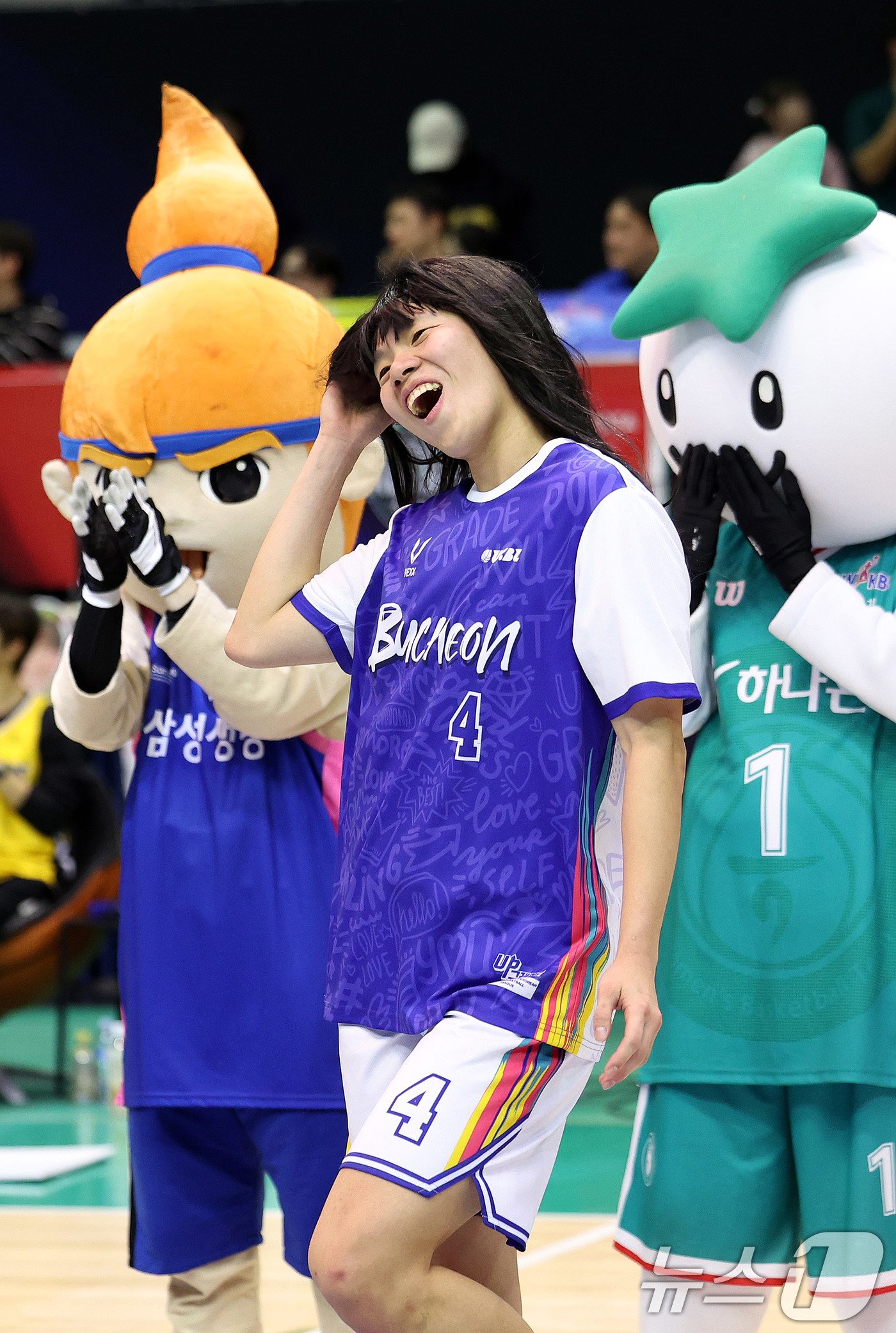 본문 이미지 - 22일 부천 원미구 부천체육관에서 열린 하나은행 2024-2025 시즌 여자프로농구 한일 올스타전에서 퍼포먼스상을 수상한 한국 올스타 진안이 춤을 추고 있다. 올스타 페스티벌 본 경기에서 양국 올스타 선수들이 맞대결을 펼친 건 이번이 최초다. 2024.12.22/뉴스1 ⓒ News1 박지혜 기자