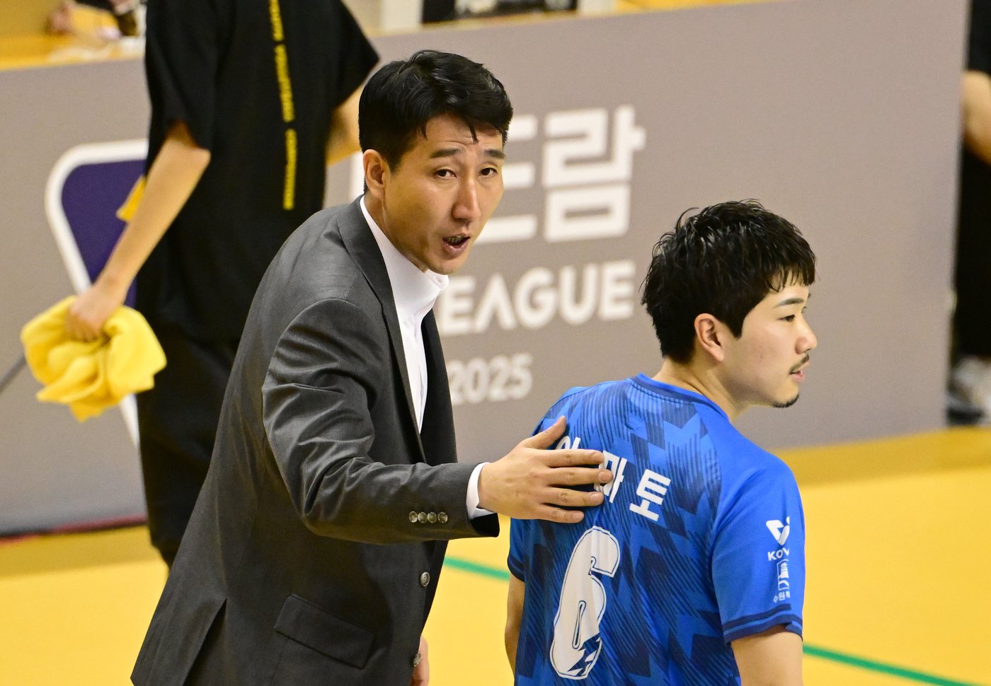 본문 이미지 - 권영민 한국전력 감독(왼쪽)(KOVO제공) 