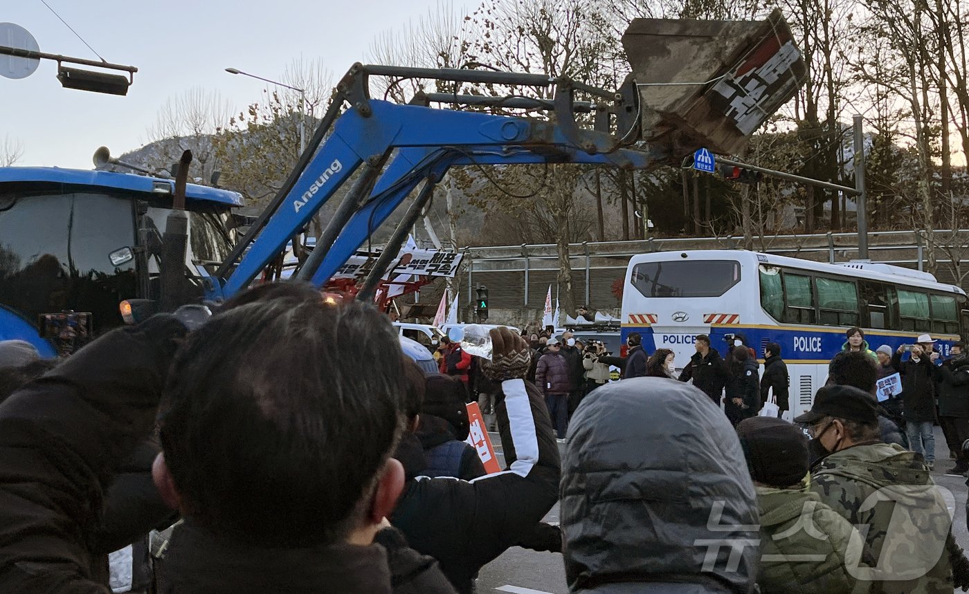 본문 이미지 - 전국농민회총연맹(전농)의 트랙터들이 경찰 차벽과 이틀째 대치 중인 22일 오후 서초구 남태령에서 대규모 집회를 갖은 후 대통령 한남관저로 향하고 있다. 전농의 전봉준 투쟁단 소속 트랙터 30여대와 화물차 50여대는 전날 정오께 과천대로를 통해 서울에 진입하려다 서초구 남태령 고개 인근에서 경찰에 저지된 뒤 그 자리에서 밤을 새우며 이틀째 대치 중이다. 2024.12.22/뉴스1 ⓒ News1 유수연 기자