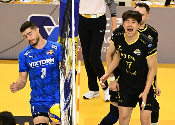 본문 이미지 - KB손해보험의 박상하(오른쪽)(KOVO제공)