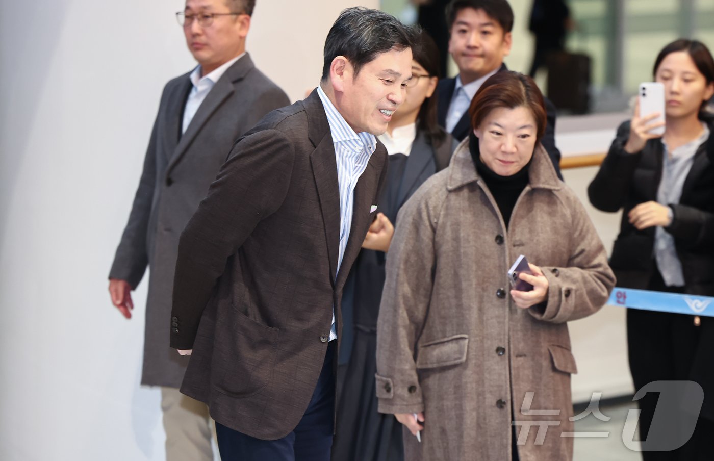본문 이미지 - 정용진 신세계그룹 회장이 22일 방미 일정을 마치고 인천국제공항 제2터미널을 통해 귀국하고 있다. 정 회장은 방미 일정 중 도널드 트럼프 미국 대통령 당선인과 만나 대화를 나눈 것으로 알려졌다. 2024.12.22/뉴스1 ⓒ News1 김도우 기자