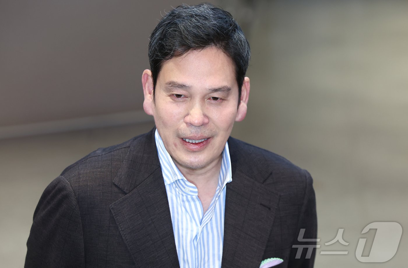 본문 이미지 - 정용진 신세계그룹 회장이 22일 방미 일정을 마치고 인천국제공항 제2터미널을 통해 귀국하며 취재진 질문에 답하고 있다. 정 회장은 방미 일정 중 도널드 트럼프 미국 대통령 당선인과 만나 대화를 나눈 것으로 알려졌다. 2024.12.22/뉴스1 ⓒ News1 김도우 기자