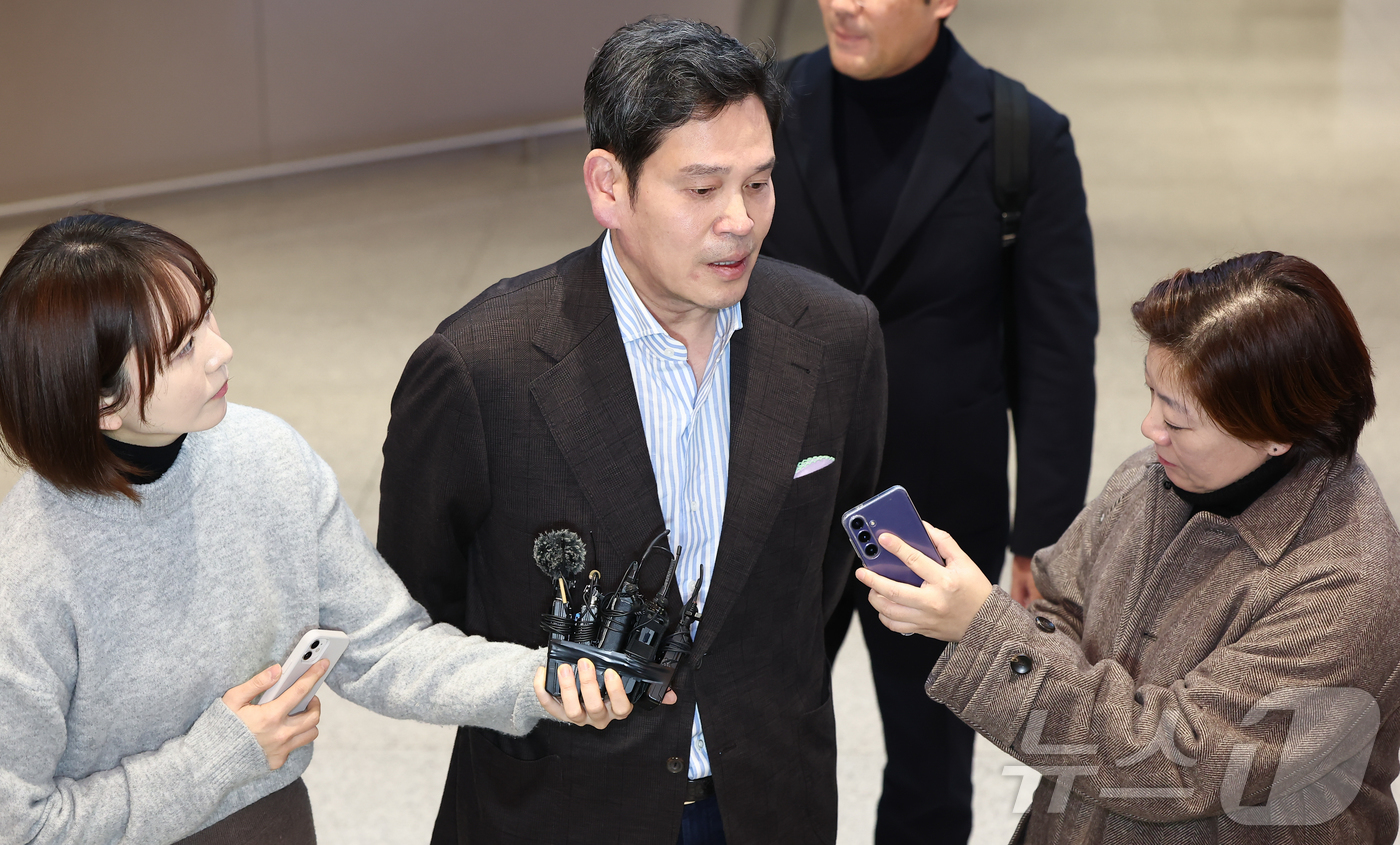 (인천공항=뉴스1) 김도우 기자 = 정용진 신세계그룹 회장이 22일 방미 일정을 마치고 인천국제공항 제2터미널을 통해 귀국하며 취재진 질문에 답하고 있다.정 회장은 방미 일정 중 …