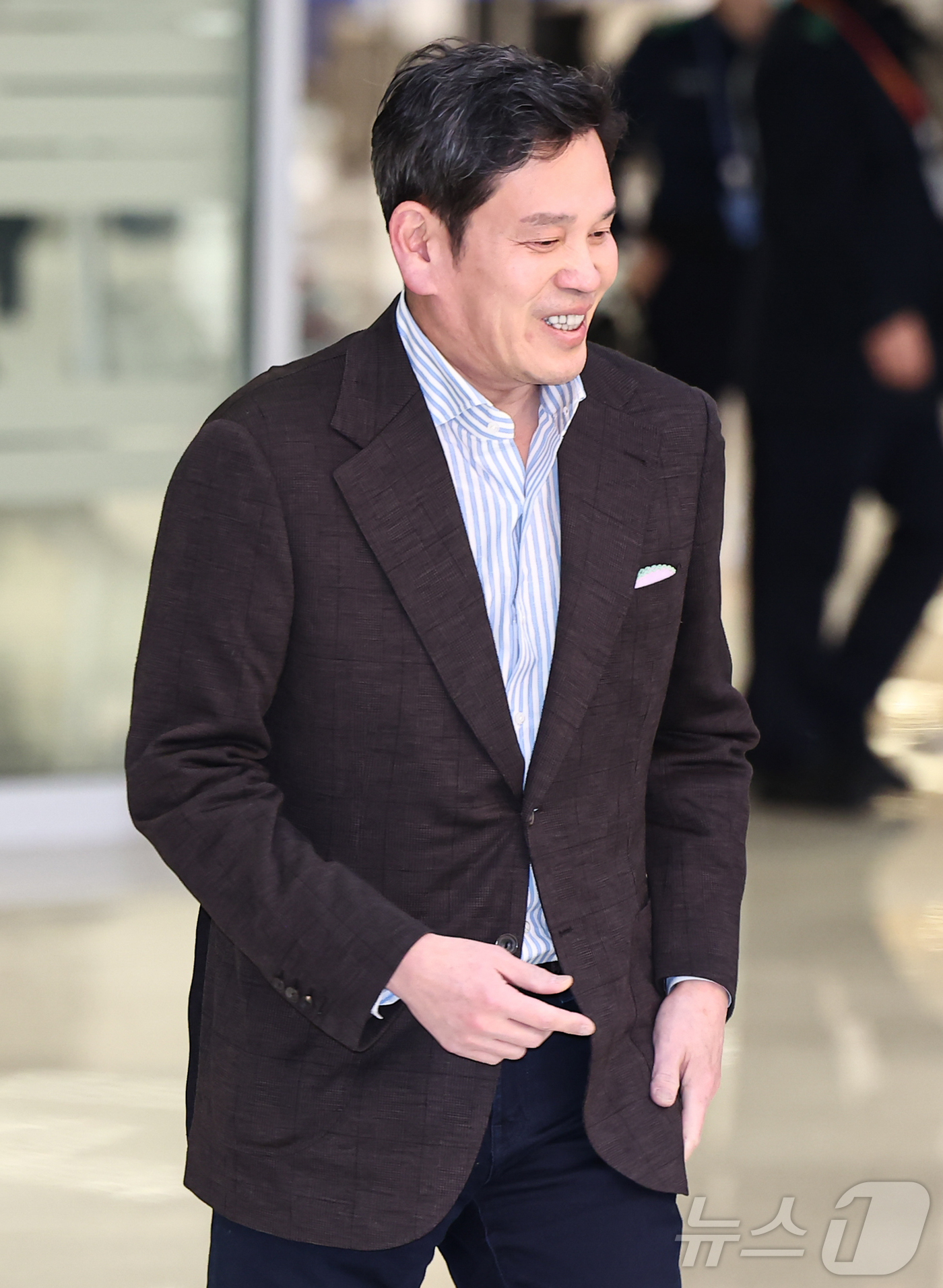 (인천공항=뉴스1) 김도우 기자 = 정용진 신세계그룹 회장이 22일 방미 일정을 마치고 인천국제공항 제2터미널을 통해 귀국하고 있다.정 회장은 방미 일정 중 도널드 트럼프 미국 대 …