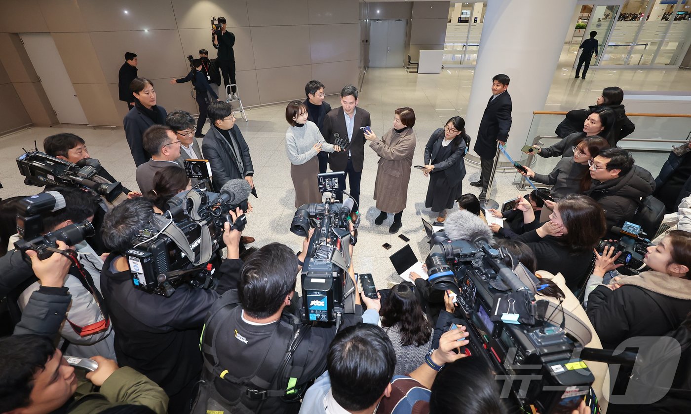 본문 이미지 - 정용진 신세계그룹 회장이 22일 방미 일정을 마치고 인천국제공항 제2터미널을 통해 귀국하며 취재진 질문에 답하고 있다. 2024.12.22/뉴스1 ⓒ News1 김도우 기자