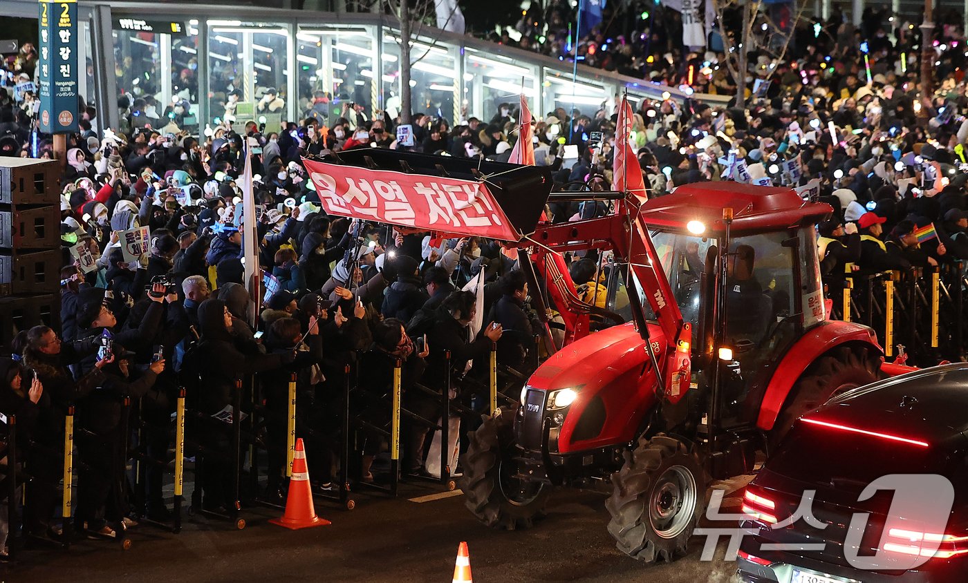 본문 이미지 - 전국농민회총연맹 전봉준 투쟁단의 트랙터들이 22일 오후 서울 서초구 남태령에서 대규모 집회를 갖은 뒤 대통령 한남동 관저로 향하고 있다. 2024.12.22/뉴스1 ⓒ News1 김진환 기자