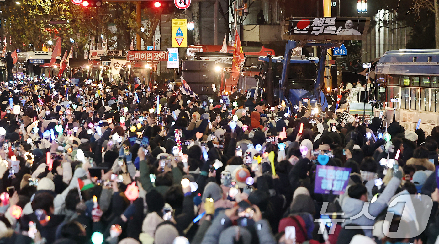 (서울=뉴스1) 김진환 기자 = 전국농민회총연맹 전봉준 투쟁단의 트랙터들이 22일 오후 서울 서초구 남태령에서 대규모 집회를 갖은 뒤 대통령 한남동 관저로 향하고 있다. 2024. …