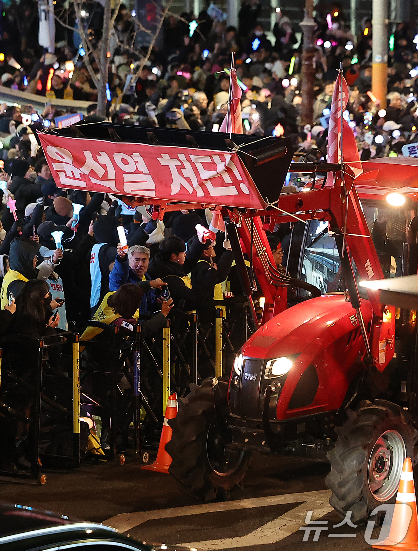 (서울=뉴스1) 김진환 기자 = 전국농민회총연맹 전봉준 투쟁단의 트랙터들이 22일 오후 서울 서초구 남태령에서 대규모 집회를 갖은 뒤 대통령 한남동 관저로 향하고 있다. 2024. …