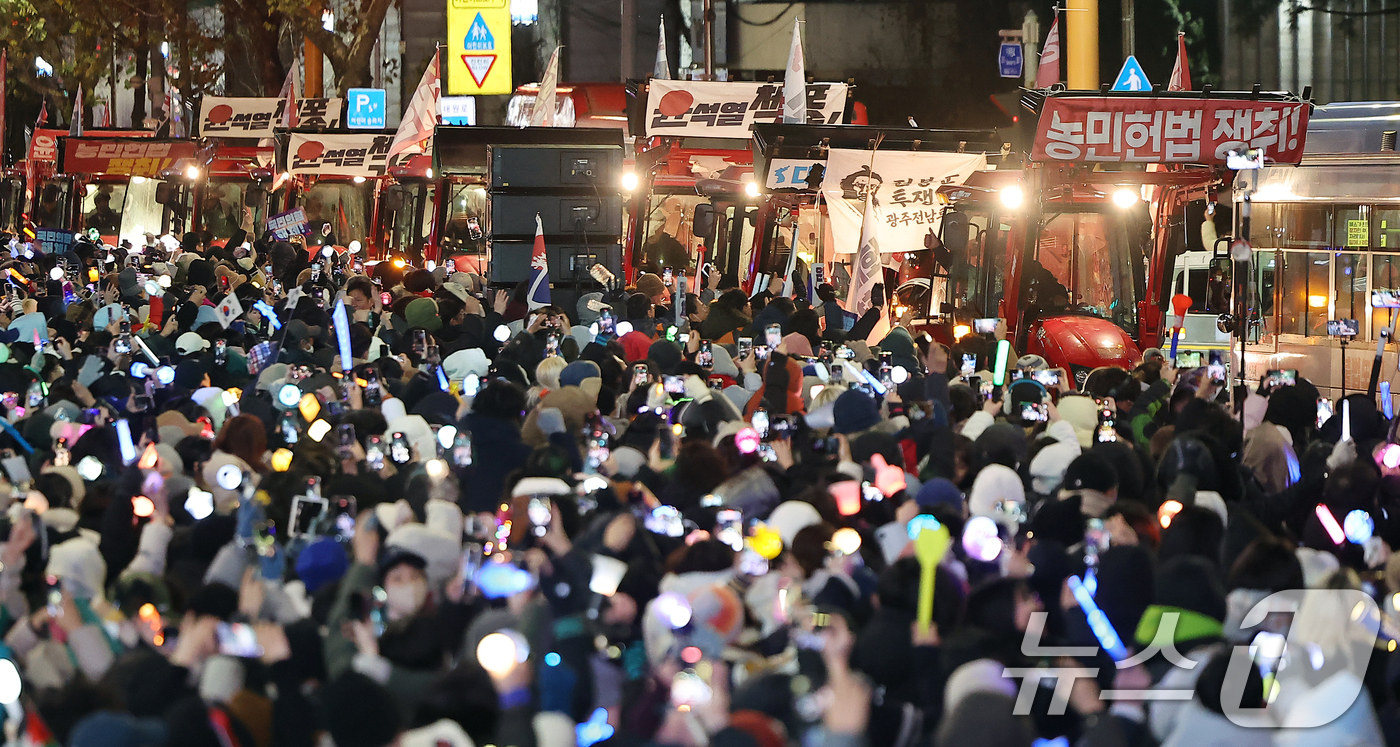 (서울=뉴스1) 김진환 기자 = 전국농민회총연맹(전농)의 트랙터들이 22일 오후 서울 서초구 남태령에서 대규모 집회를 갖은 뒤 대통령 한남관저로 향하고 있다. 2024.12.22/ …