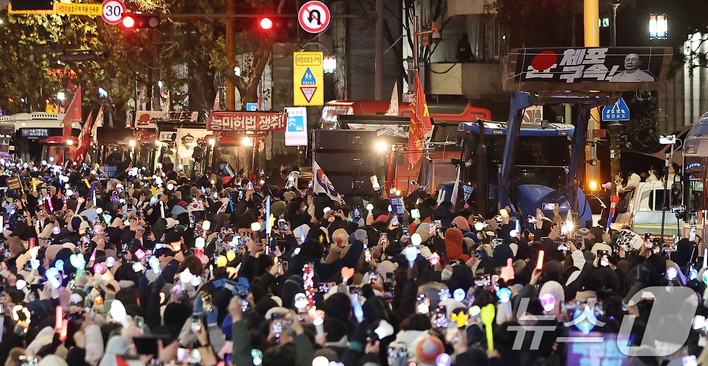 본문 이미지 - 전국농민회총연맹(전농)의 트랙터들이 22일 오후 서울 서초구 남태령에서 대규모 집회를 갖은 뒤 대통령 한남관저로 향하고 있다. 2024.12.22/뉴스1 ⓒ News1 김진환 기자