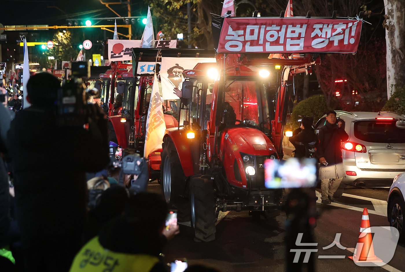 전국농민회총연맹&#40;전농&#41;의 트랙터들이 22일 오후 서울 서초구 남태령에서 대규모 집회를 갖은 뒤 대통령 한남관저로 향하고 있다. 2024.12.22/뉴스1 ⓒ News1 김진환 기자