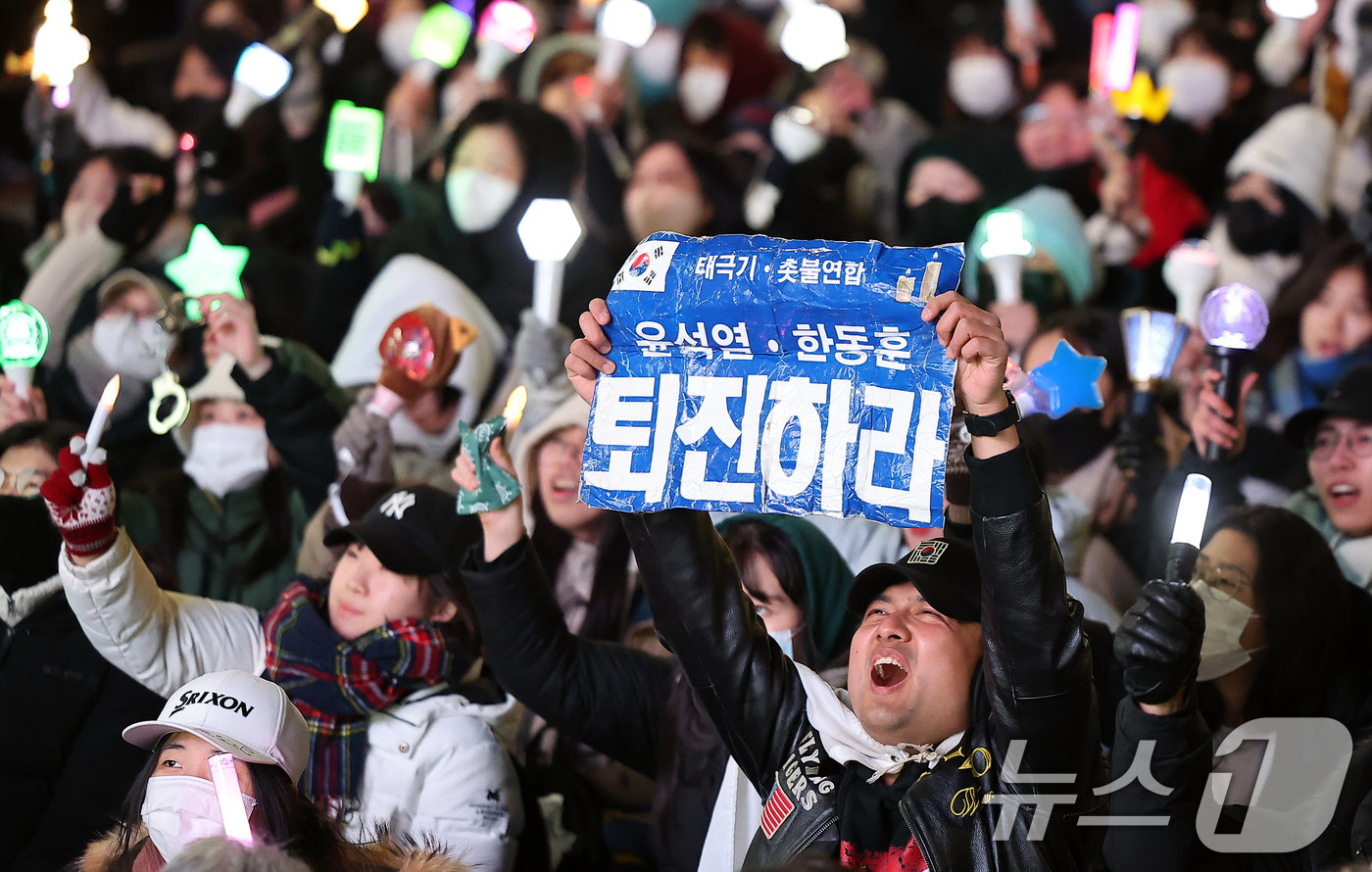 (서울=뉴스1) 김진환 기자 = 22일 오후 서울 용산구 대통령 한남관저 인근 한강진역에서 열린 '윤석열 대통령 체포·구속 농민 행진 보장 촉구 시민대회'에서 참가자들이 구호를 외 …