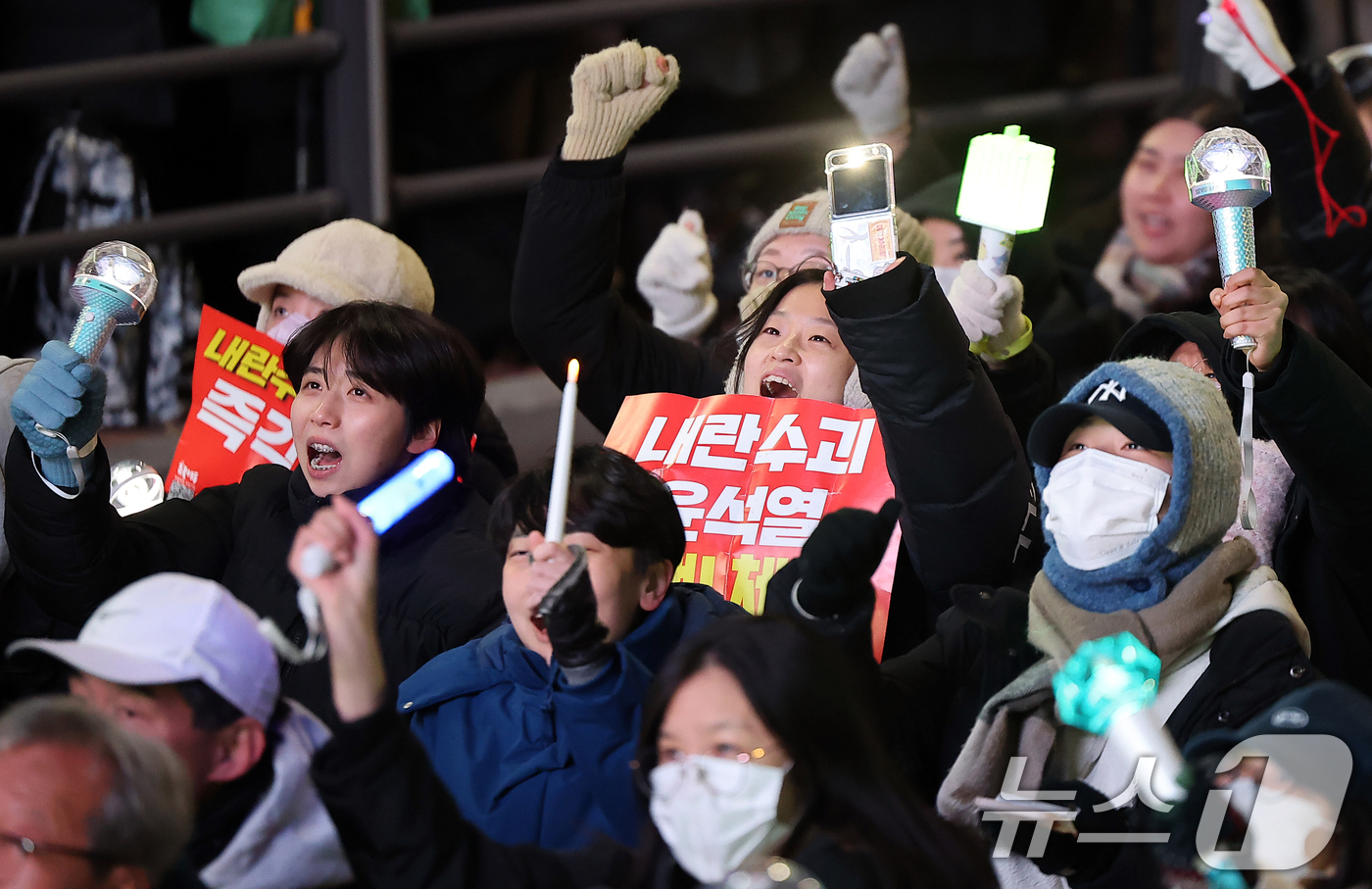 (서울=뉴스1) 김진환 기자 = 22일 오후 서울 용산구 대통령 한남관저 인근 한강진역에서 열린 '윤석열 대통령 체포·구속 농민 행진 보장 촉구 시민대회'에서 참가자들이 구호를 외 …