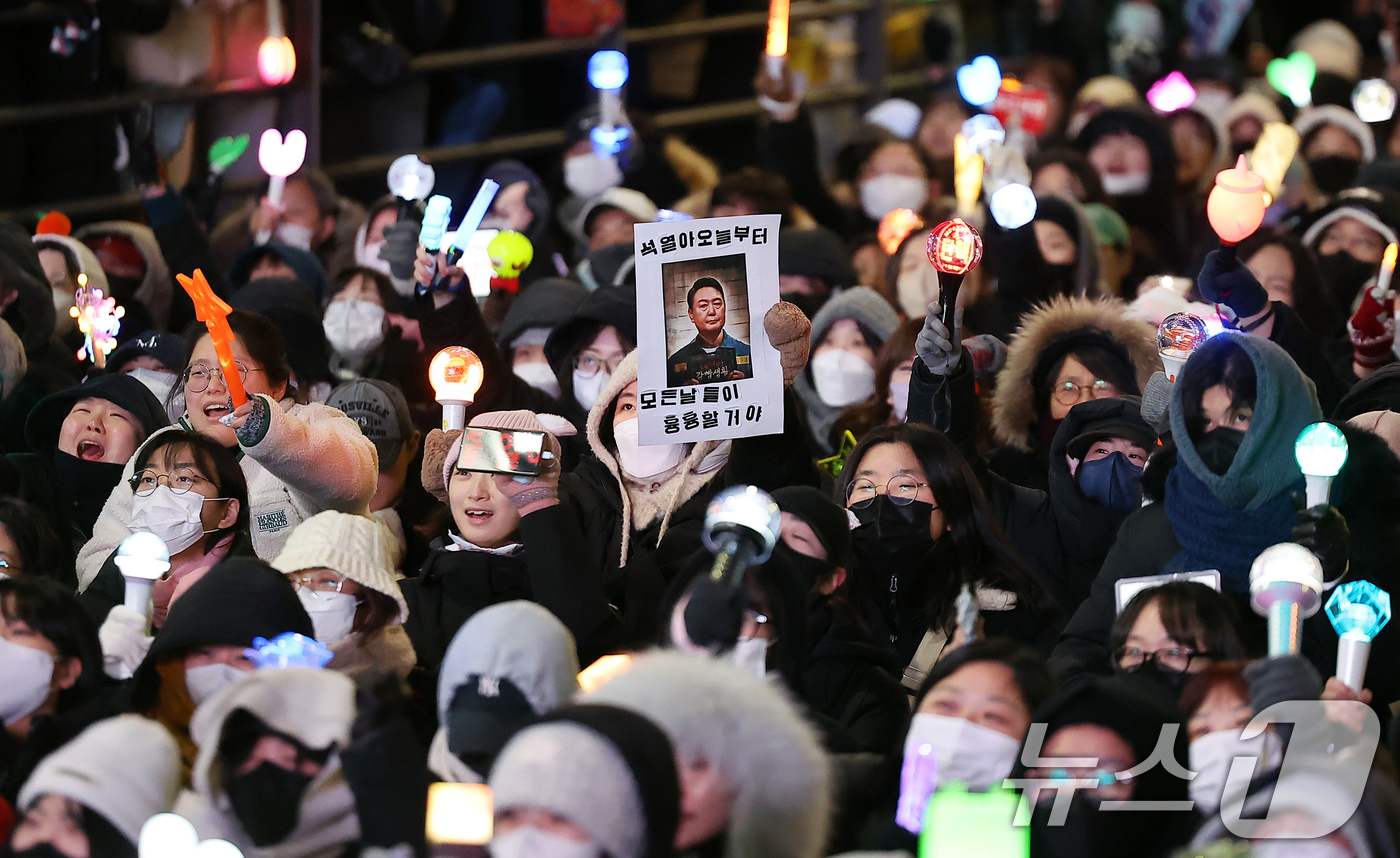 (서울=뉴스1) 김진환 기자 = 22일 오후 서울 용산구 대통령 한남관저 인근 한강진역에서 열린 '윤석열 대통령 체포·구속 농민 행진 보장 촉구 시민대회'에서 참가자들이 구호를 외 …