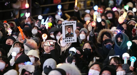 대통령 관저 앞 시민들의 외침