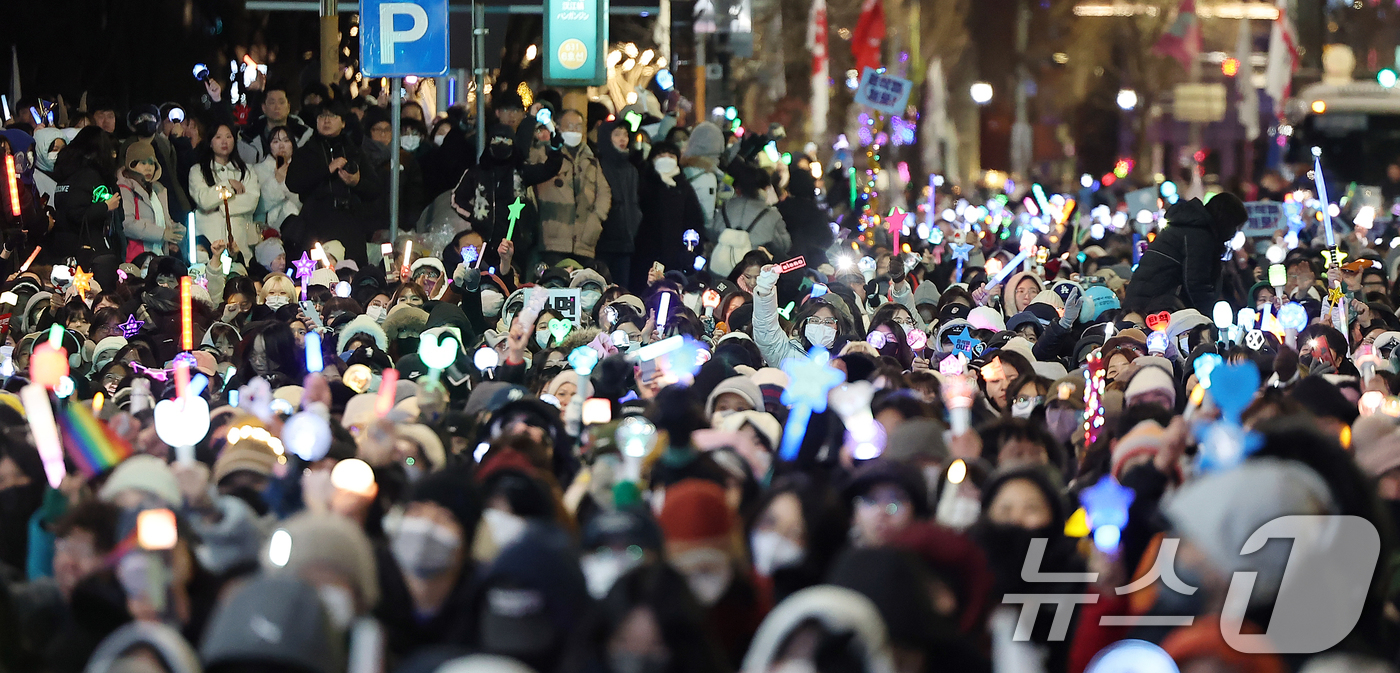 (서울=뉴스1) 김진환 기자 = 22일 오후 서울 용산구 대통령 한남관저 인근 한강진역에서 열린 '윤석열 대통령 체포·구속 농민 행진 보장 촉구 시민대회'에서 참가자들이 구호를 외 …