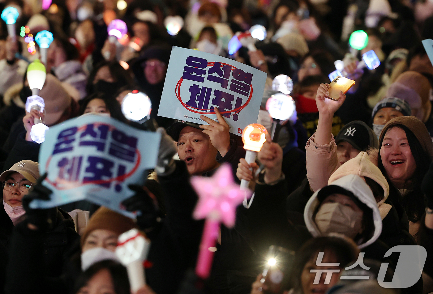 (서울=뉴스1) 김진환 기자 = 22일 오후 서울 용산구 대통령 한남관저 인근 한강진역에서 열린 '윤석열 대통령 체포·구속 농민 행진 보장 촉구 시민대회'에서 참가자들이 구호를 외 …