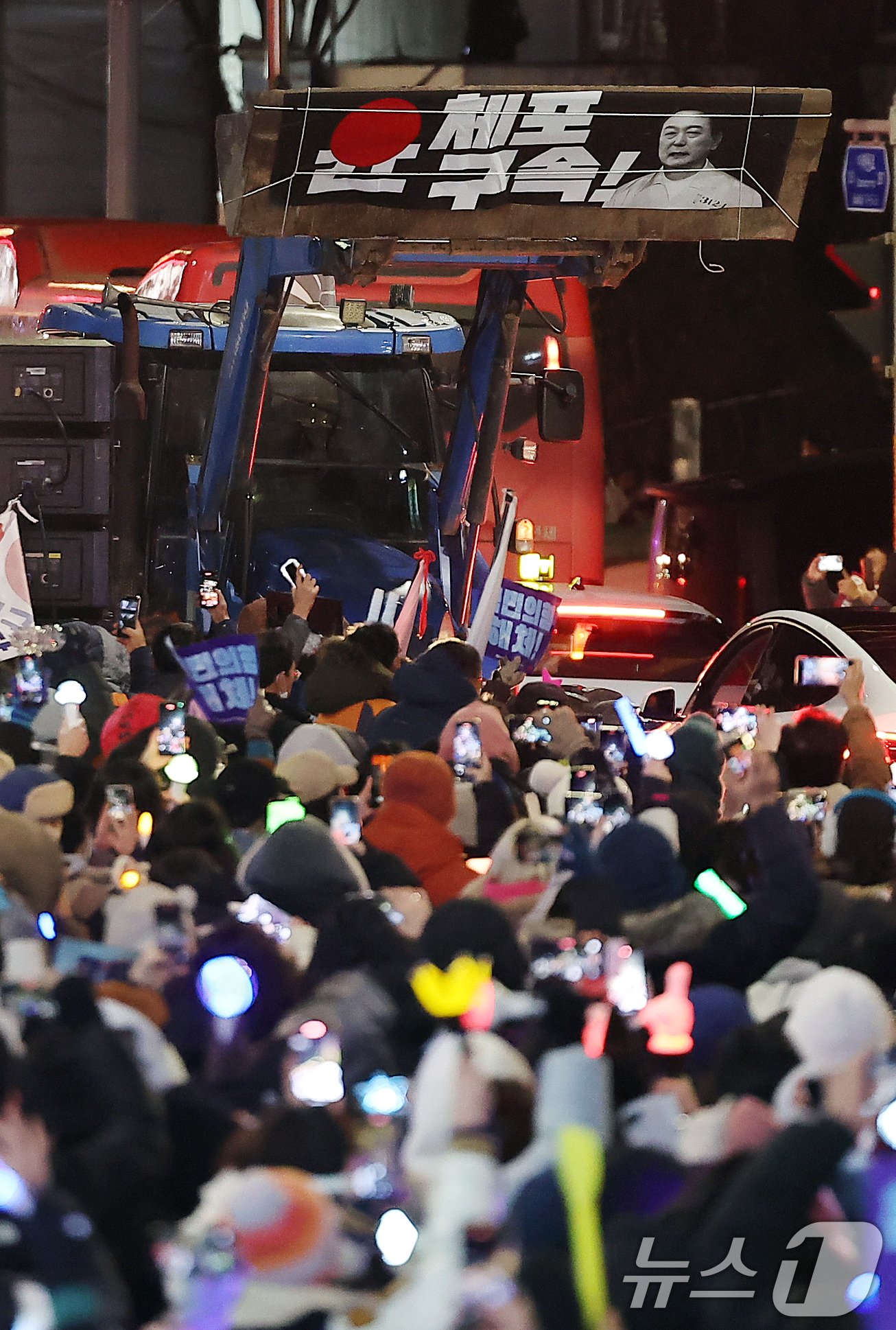 본문 이미지 - 전국농민회총연맹(전농)의 트랙터들이 22일 오후 서울 서초구 남태령에서 대규모 집회를 갖은 뒤 대통령 한남관저로 향하고 있다. 2024.12.22/뉴스1 ⓒ News1 김진환 기자