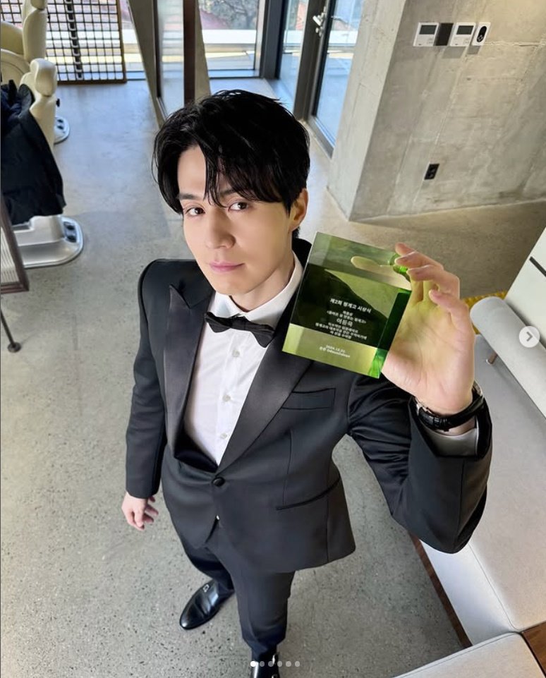 본문 이미지 - 이동욱 '핑계고' 작품상