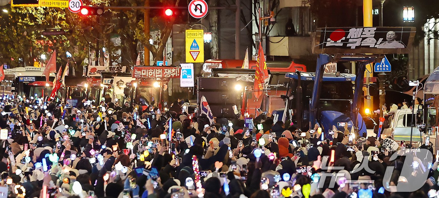 본문 이미지 - 전국농민회총연맹(전농)의 트랙터들이 22일 오후 서울 서초구 남태령에서 윤석열 대통령 구속을 촉구하는집회를 갖은 뒤 대통령 한남관저로 향하고 있다. 2024.12.22/뉴스1 ⓒ News1 김진환 기자