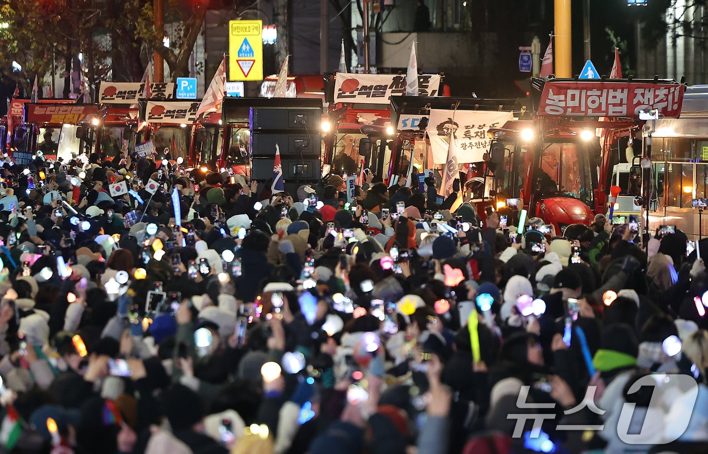 본문 이미지 - 전국농민회총연맹(전농)의 트랙터들이 22일 오후 서울 서초구 남태령에서 윤석열 대통령 구속을 촉구하는집회를 갖은 뒤 대통령 한남관저로 향하고 있다. 2024.12.22/뉴스1 ⓒ News1 김진환 기자