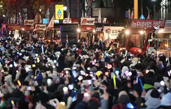 "화장실 데려다주면 '바지 벗겨달라', 거절땐 난동…집회 '지팡이男' 조심"