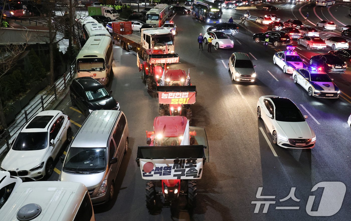 본문 이미지 - 전국농민회총연맹(전농)의 트랙터들이 22일 오후 서울 서초구 남태령에서 윤석열 대통령 구속을 촉구하는 집회를 갖은 뒤 대통령 한남관저 앞에 정차하고 있다. 2024.12.22/뉴스1 ⓒ News1 김진환 기자