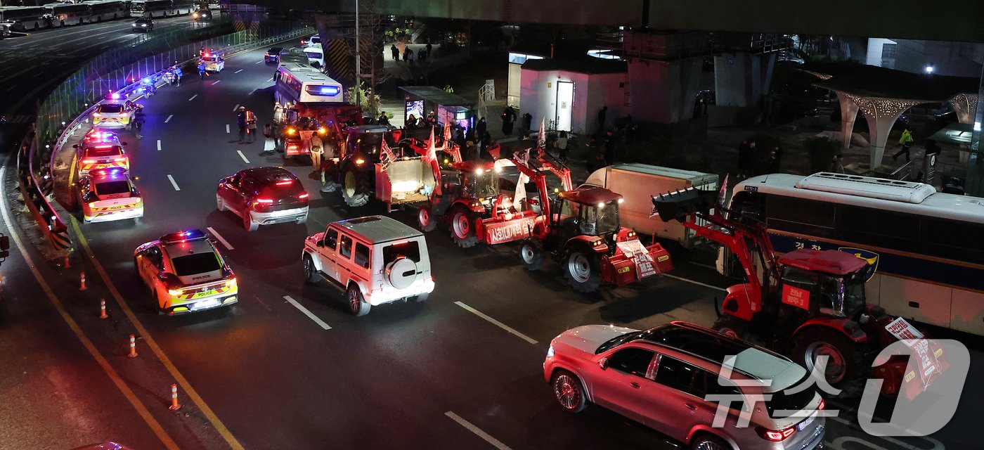 본문 이미지 - 전국농민회총연맹(전농)의 트랙터들이 22일 오후 서울 서초구 남태령에서 윤석열 대통령 구속을 촉구하는 집회를 갖은 뒤 대통령 한남관저 앞에 정차하고 있다. 2024.12.22/뉴스1 ⓒ News1 김진환 기자