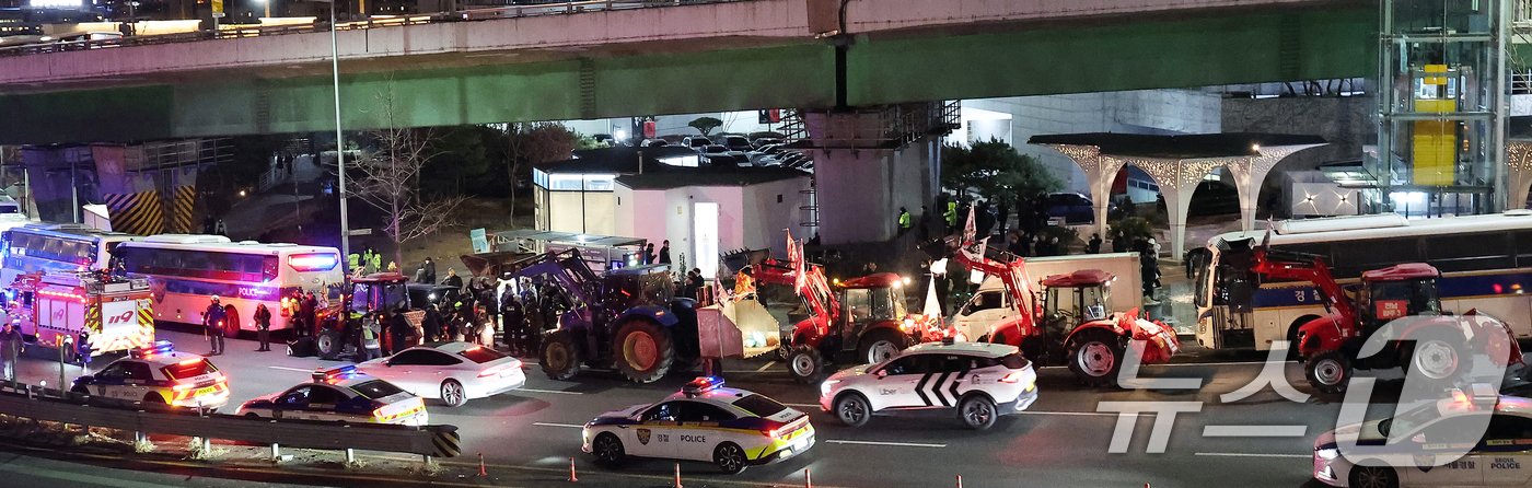 본문 이미지 - 전국농민회총연맹(전농)의 트랙터들이 22일 오후 서울 서초구 남태령에서 윤석열 대통령 구속을 촉구하는 집회를 갖은 뒤 대통령 한남관저 앞에 정차하고 있다. 2024.12.22/뉴스1 ⓒ News1 김진환 기자