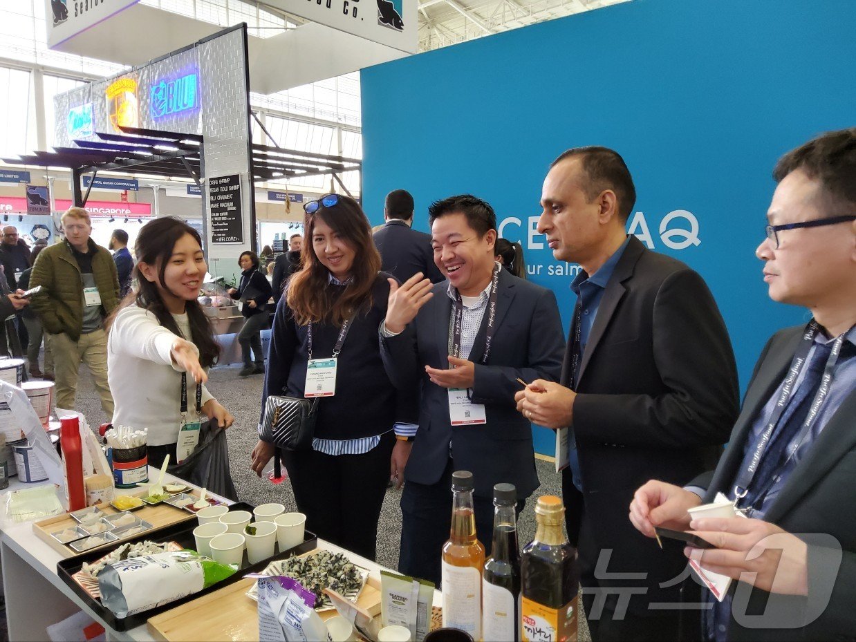 본문 이미지 - 보스톤 국제수산박람회에서 우리나라 수산물을 시식하고 있는 해외 바이어(수협중앙회 제공)
