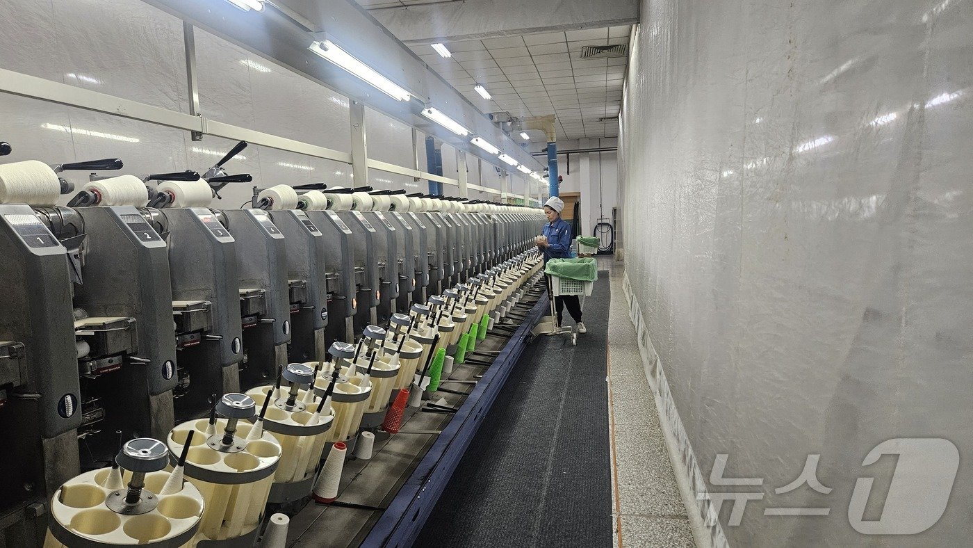 본문 이미지 - 노동자가 신장 위구르자치구 톈산모방직에서 작업을 하고 있다. ⓒ News1 정은지 특파원