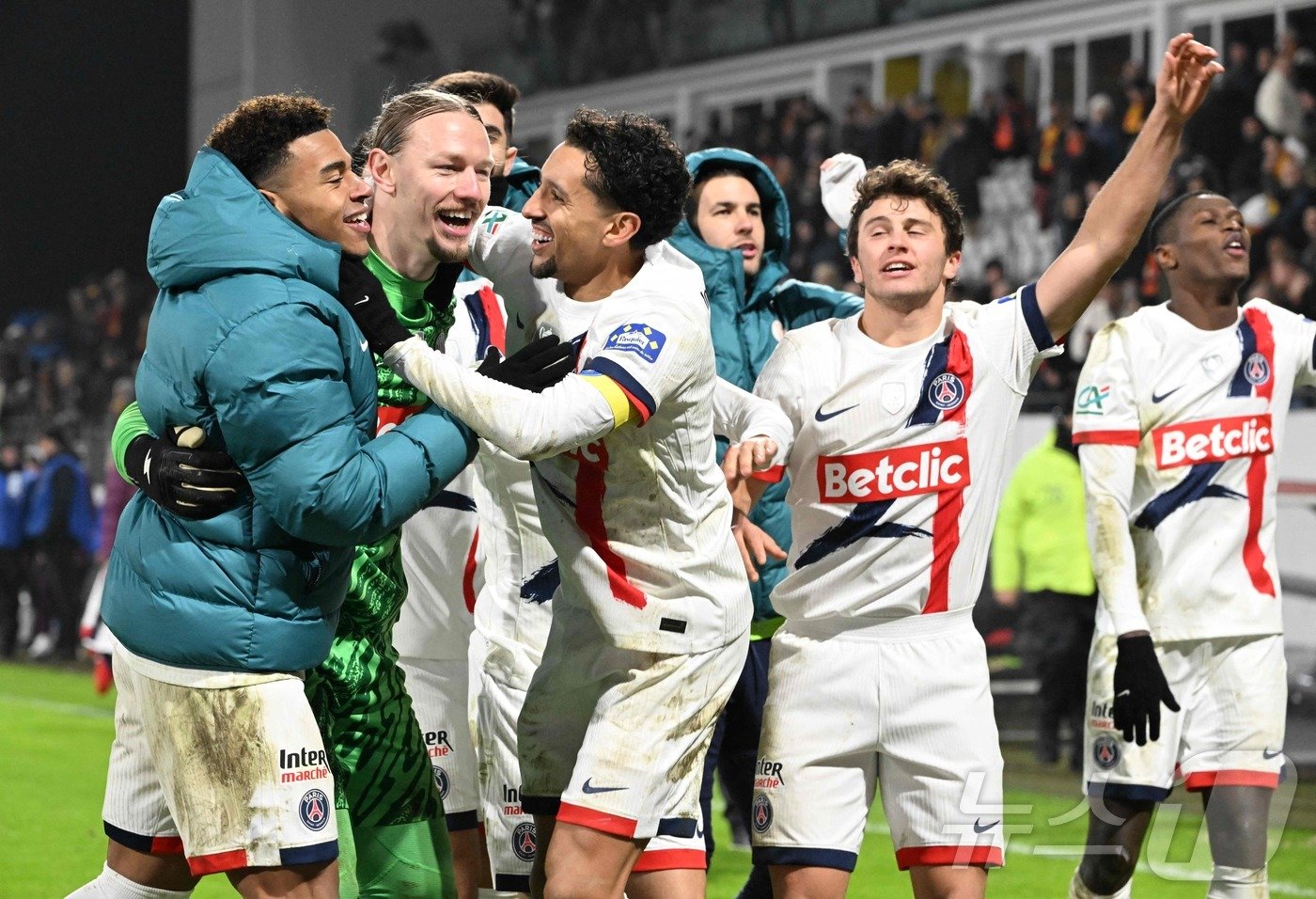 승부차기 끝에 승리한 PSG 선수들. ⓒ AFP=뉴스1