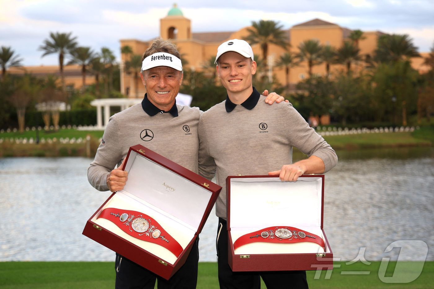 본문 이미지 - PNC 챔피언십 2연패를 달성한 베른하르트 랑거-제이슨 랑거 부자. ⓒ AFP=뉴스1