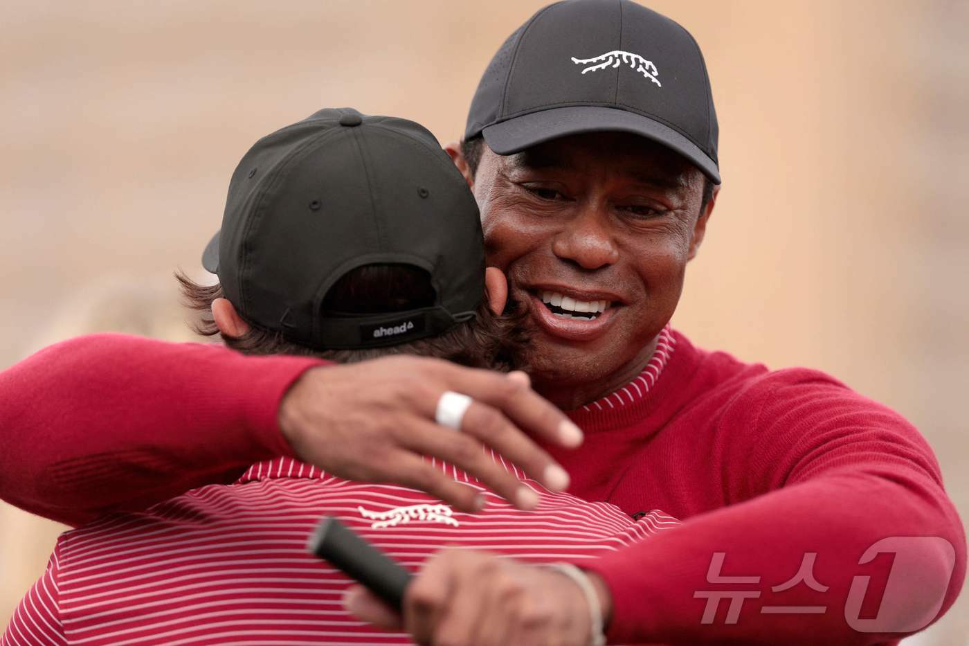 본문 이미지 - ‘골프 황제’ 타이거 우즈와 아들 찰리 우즈가 22일&#40;현지시간&#41; 플로리다주 올랜도의 리츠-칼턴 골프클럽에서 열린 PGA 투어 챔피언스의 이벤트 대회 PNC 챔피언십 2라운드 18번 홀서 포옹을 하고 있다. 2024.12.23 ⓒ AFP=뉴스1 ⓒ News1 우동명 기자