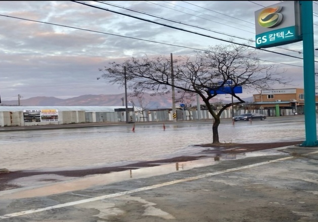 울산 공업탑 인근 상수도관 누수… 도로 침수로 차량 통제