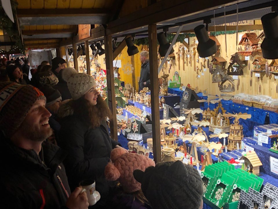 본문 이미지 - 미국 시카고에서 열린 크리스킨들마켓을 찾은 사람들이 아기자기하게 꾸며진 부스를 구경하고 있다. 2024.12.21/ⓒ 뉴스1 박영주 통신원