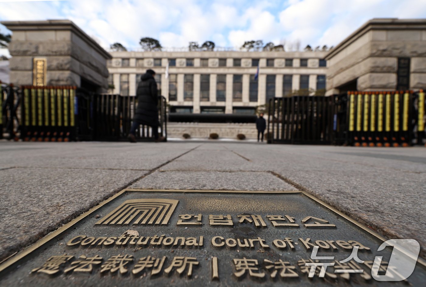 본문 이미지 - 헌법재판소가 23일 윤석열 대통령에게 보낸 탄핵 심판 관련 답변 요구서 등이 전달된 것으로 간주하는 &#39;송달간주&#39; 조치를 취할지 결정할 계획이다. 사진은 이날 서울 종로구 헌법재판소. 2024.12.23/뉴스1 ⓒ News1 구윤성 기자