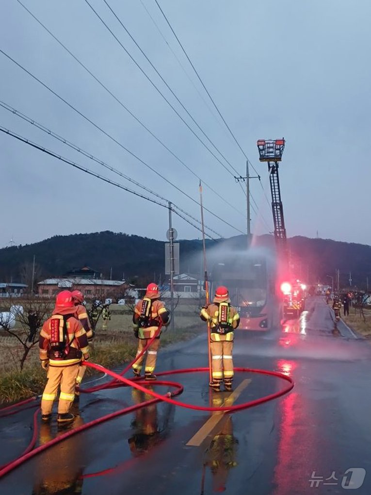 21일 오전 6시20분쯤 경북 포항시 북구 흥해읍에서 운행 중이던 전기 시내버스에서 불이 나 신고를 받고 출동한 119대원들이 열 폭주를 차단하고 있다. &#40;포항북부소방서제공&#41; 2024.12.21/뉴스1