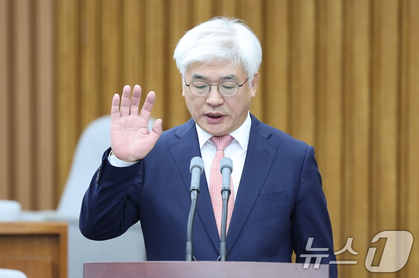 본문 이미지 - 마은혁 헌법재판관 후보자가 23일 오전 서울 여의도 국회에서 열린 헌법재판소 재판관 선출안 심사를 위한 인사청문회에서 증인선서를 하고 있다. 2024.12.23/뉴스1 ⓒ News1 이재명 기자