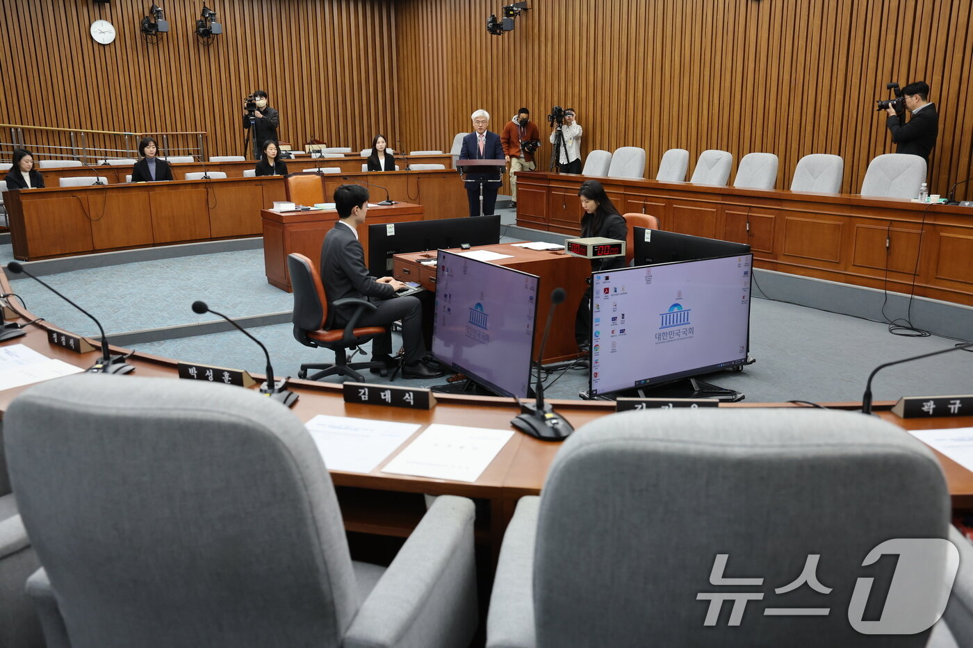 본문 이미지 - 마은혁 헌법재판관 후보자가 23일 오전 서울 여의도 국회에서 열린 헌법재판소 재판관 선출안 심사를 위한 인사청문회에 출석해 인사말을 하고 있다. 2024.12.23/뉴스1 ⓒ News1 이재명 기자